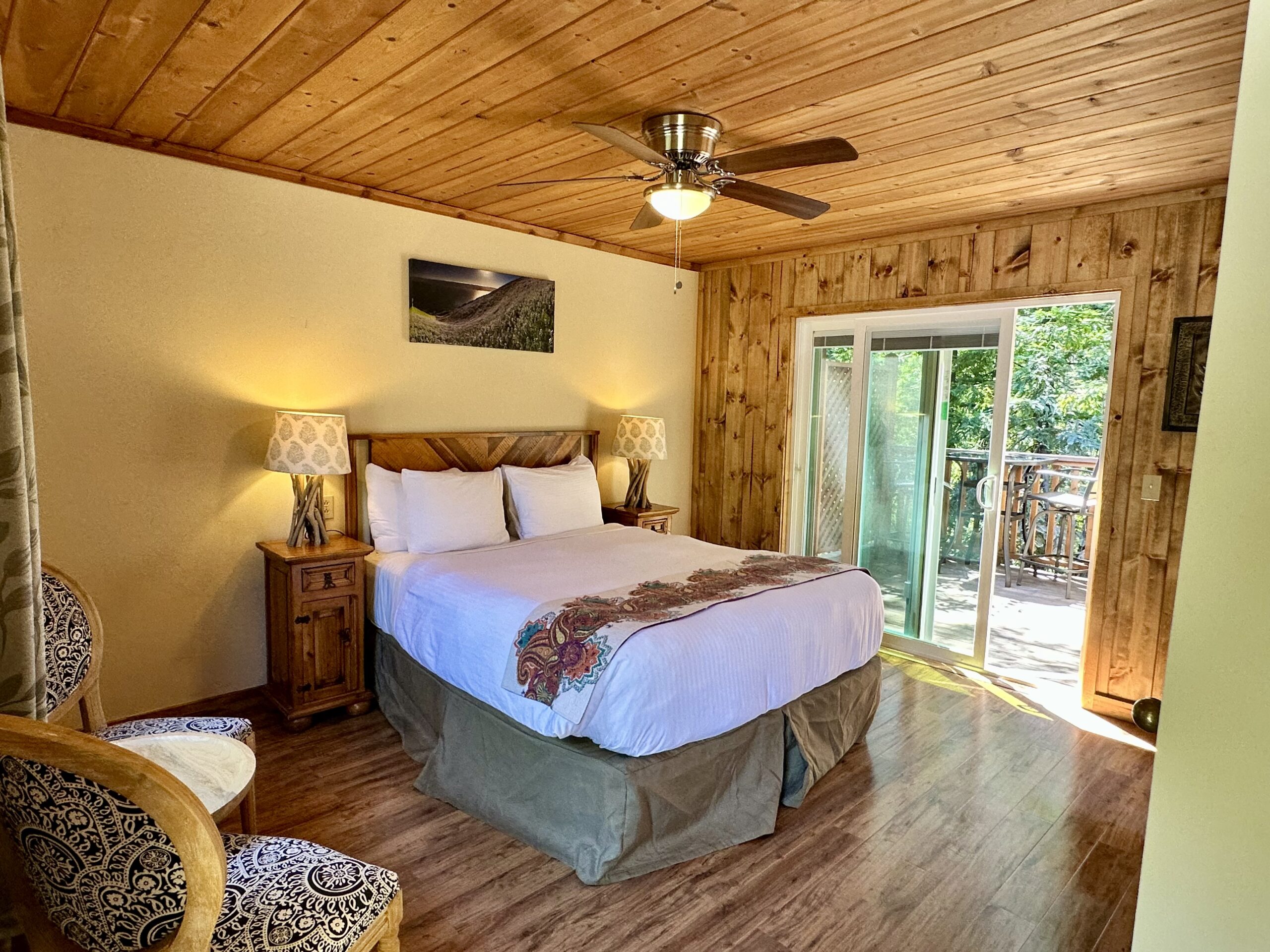 Room J Queen bed